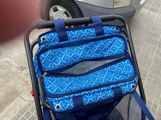 Carro de playa azul con nevera