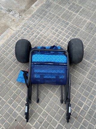 Carro de playa azul con nevera