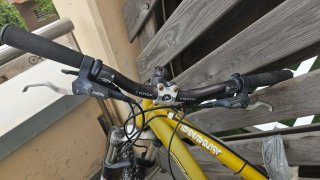 Bicicleta amarilla para piezas o reparar