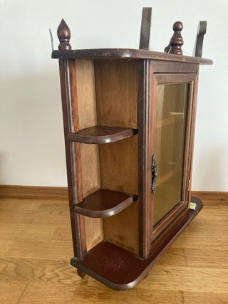 Mueble de madera con cristal para colgar en pared