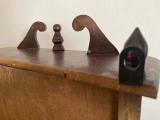 Mueble de madera con cristal para colgar en pared