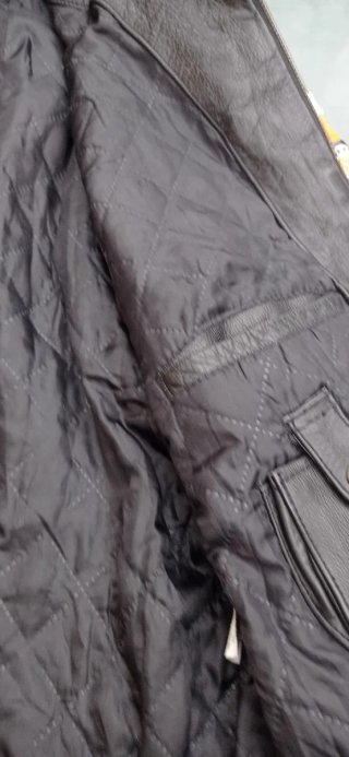 Chaqueta motera de piel negra y naranja