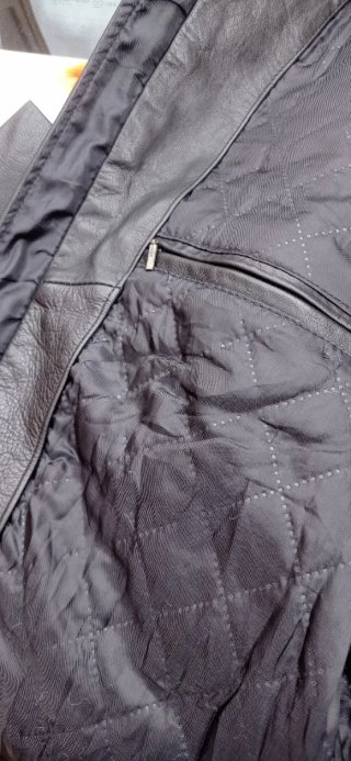 Chaqueta motera de piel negra y naranja