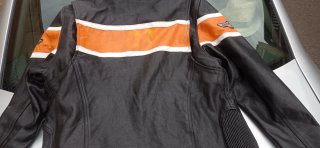 Chaqueta motera de piel negra y naranja