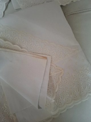 Juego de cama blanco con bordado medida 220