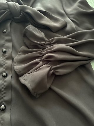 Camisa negra con lazo y botones