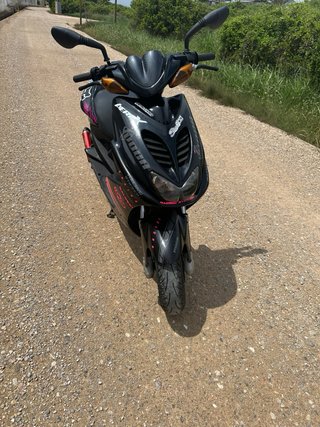 Yamaha Aerox Negra y Rosa