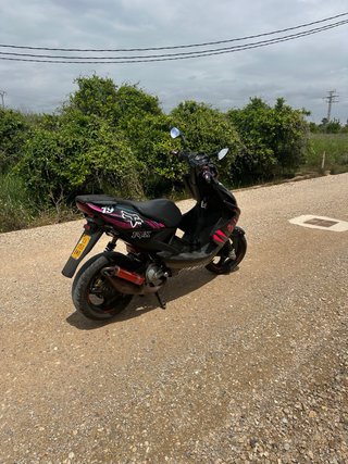Yamaha Aerox Negra y Rosa
