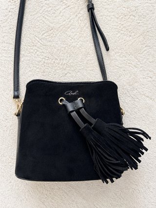 Bolso bandolera negro Axel con borla