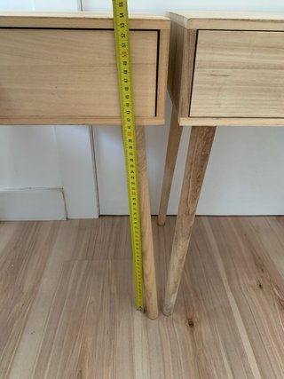 Mesitas de noche de madera y cuero