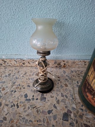 Perchero, paraguero y lámpara antigua