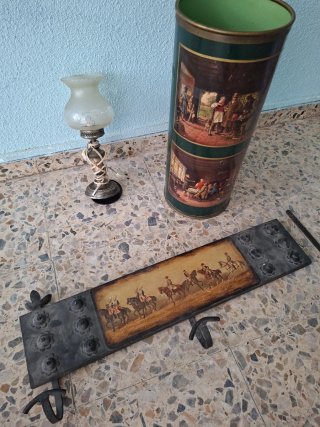 Perchero, paraguero y lámpara antigua