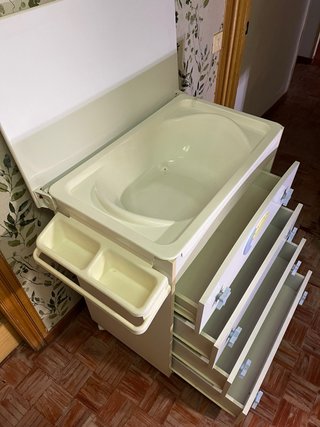 Cómoda cambiador bebé + bañera con ruedas
