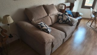 Sofá de tela beige y marrón,comprado hace 2 meses