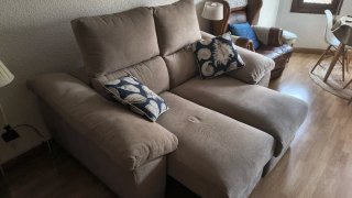 Sofá de tela beige y marrón,comprado hace 2 meses