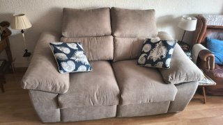 Sofá de tela beige y marrón,comprado hace 2 meses