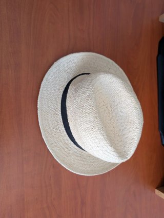 Casco de bicicleta, sombrero y bombín de cerradura