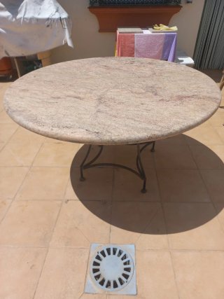 Mesa redonda granito y hierro forjado