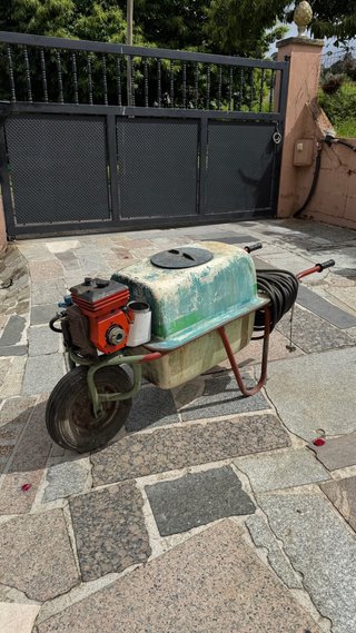 Carretilla sulfatadora con motor