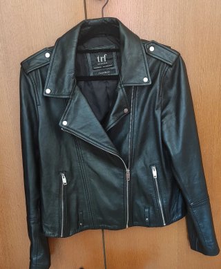 Cazadora de cuero Zara negra