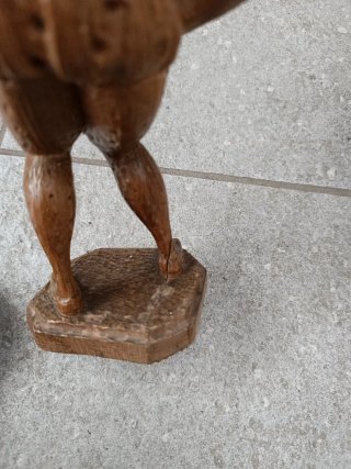 Statuetta Giullare in Legno Intagliato