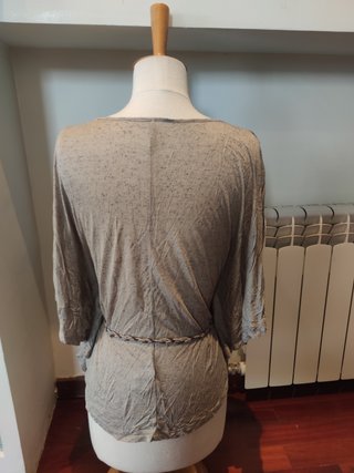 Top murciélago capa Naf Naf t. S gris con plumas