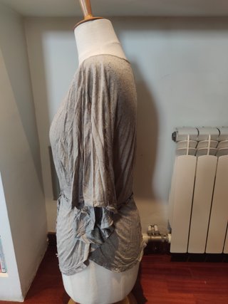 Top murciélago capa Naf Naf t. S gris con plumas