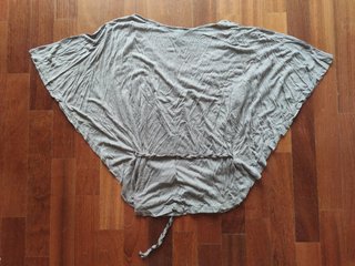 Top murciélago capa Naf Naf t. S gris con plumas