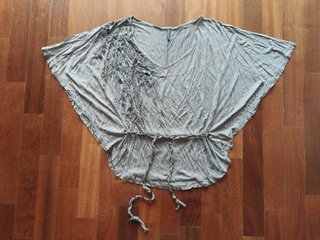 Top murciélago capa Naf Naf t. S gris con plumas