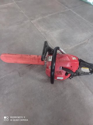 Motosierra roja