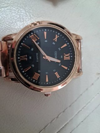 Pareja de relojes dorados y negros