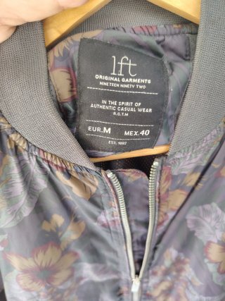 Cazadora floral gris talla M