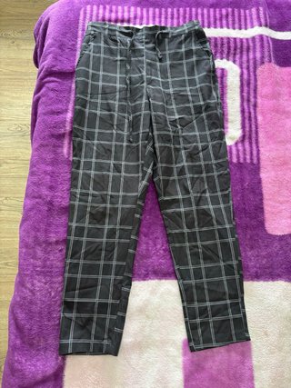 Pantalones de cuadros grises y blancos