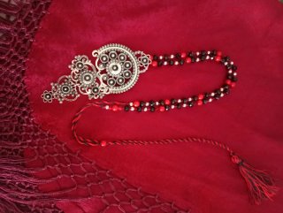 Collar tradicional gallego negro y rojo con sapo.