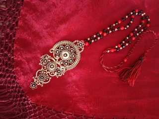Collar tradicional gallego negro y rojo con sapo.