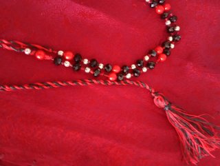 Collar tradicional gallego negro y rojo con sapo.