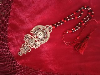 Collar tradicional gallego negro y rojo con sapo.