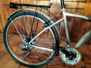 Bicicleta Urbana Gris con Cesta y Portabultos
