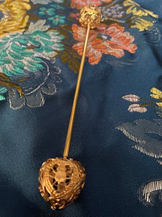 Aguja para traje antigua dorada