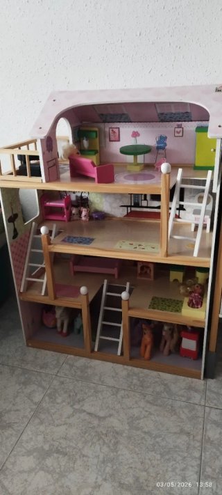 Casita de muñecas de madera
