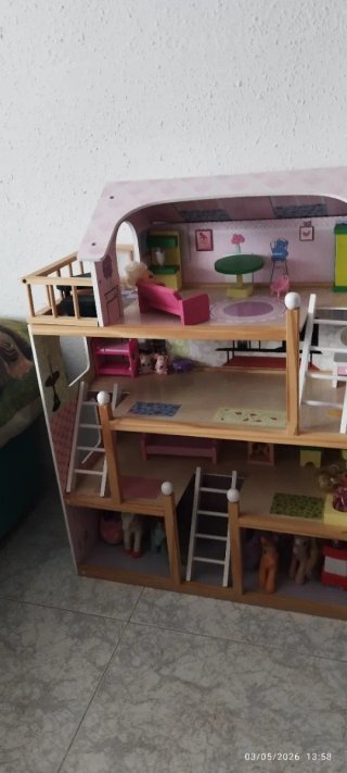 Casita de muñecas de madera