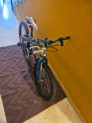 Bicicleta infantil QUER azul y blanca
