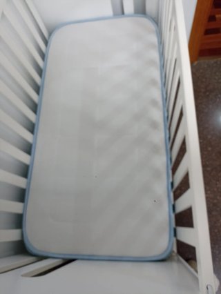 Cuna de bebé blanca con osito