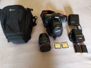 Canon EOS 7D con objetivo y accesorios