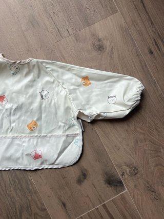 Babero impermeable con mangas y estampado