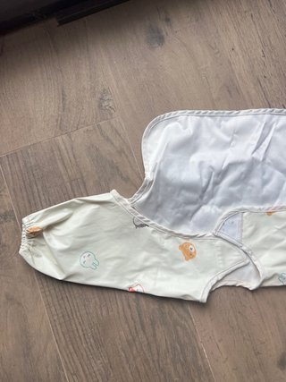 Babero impermeable con mangas y estampado