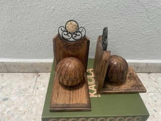 Supporti per libri in legno e metallo rustici