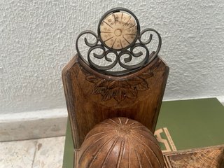 Supporti per libri in legno e metallo rustici