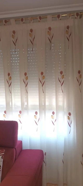 Mueble de comedor de madera y cristal