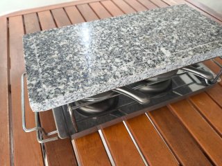 Grelhador em pedra com suporte
